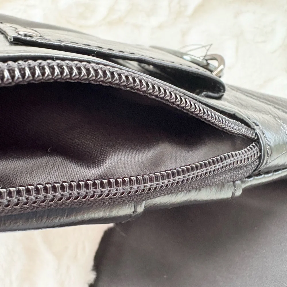 Hengwin Black Leather Vertical Cell Phone Holster. Excellent condition.